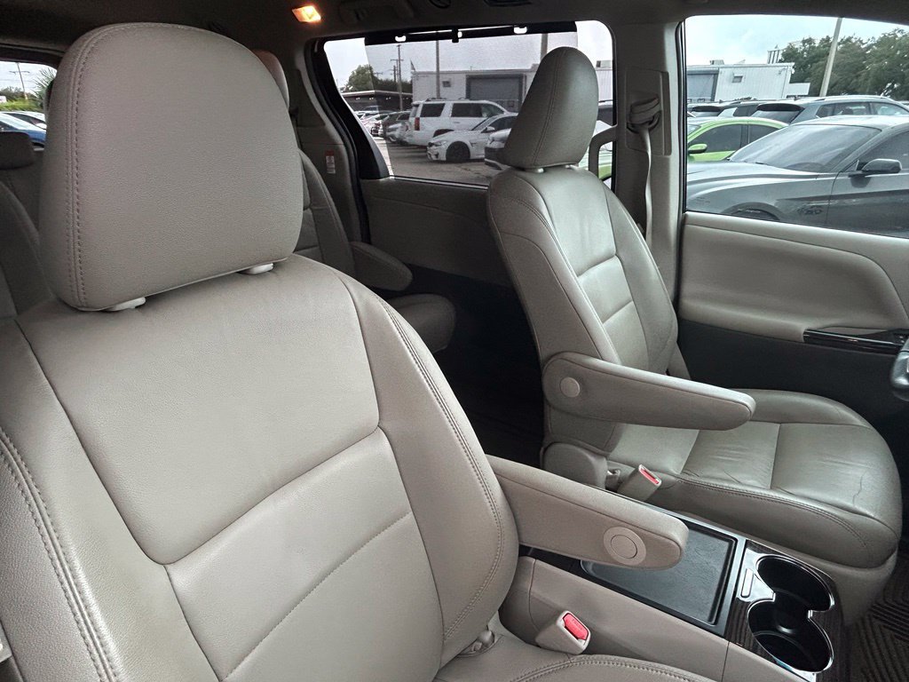 Used 2016 Toyota Sienna XLE FWD image 39