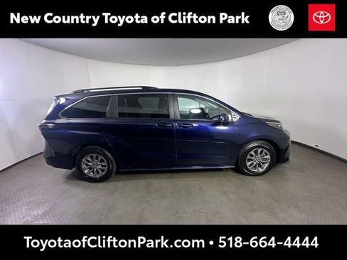 Used 2024 Toyota Sienna LE AWD/4WD image 2