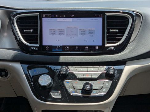 Used 2023 Chrysler Pacifica Touring-L FWD image 20
