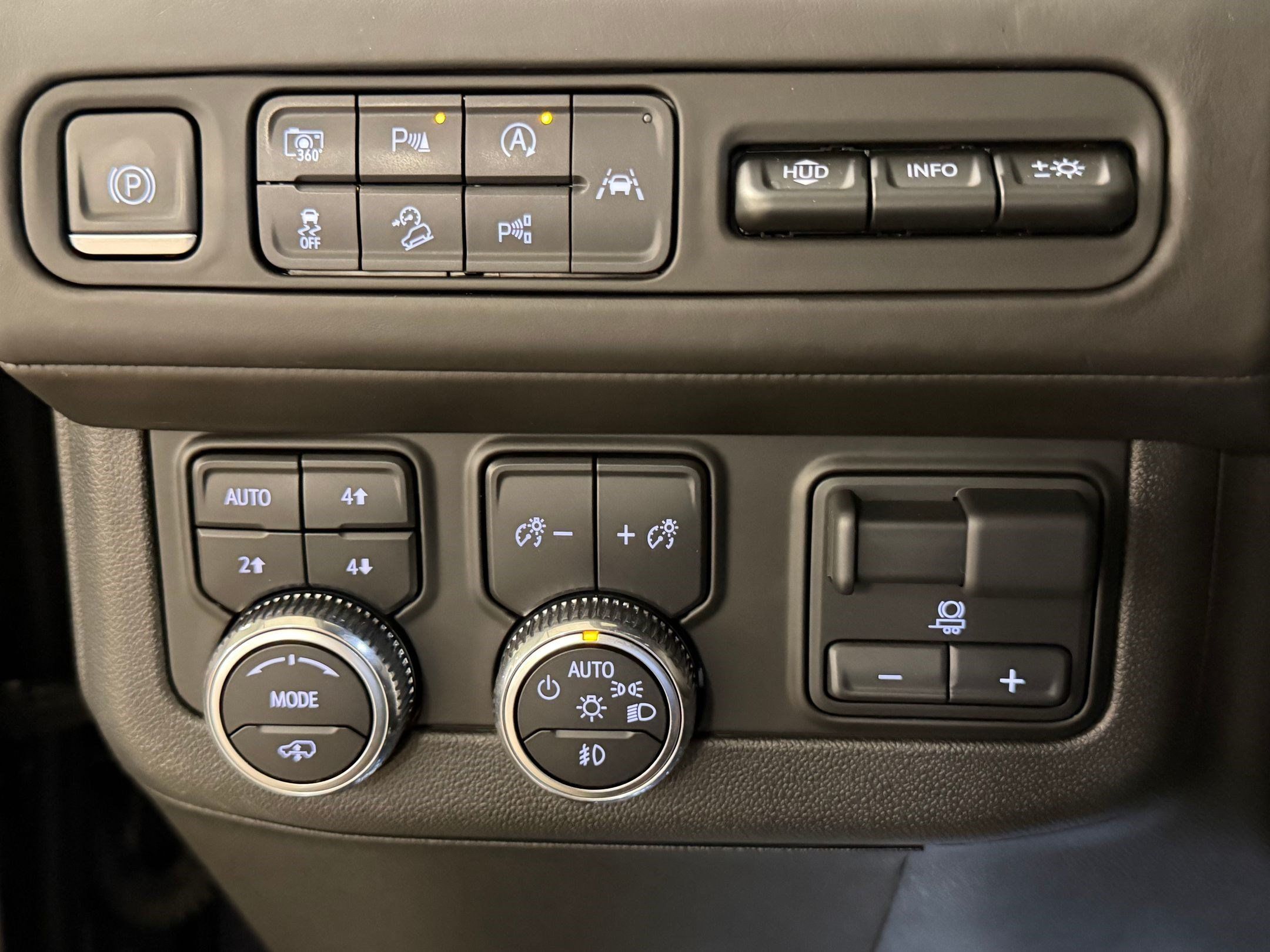 Used 2023 GMC Yukon XL Denali Ultimate AWD/4WD image 16