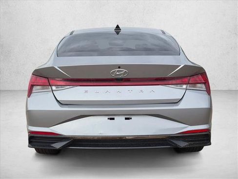 Used 2022 Hyundai Elantra SEL w/ Convenience + Premium Package FWD image 4