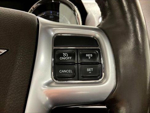 Used 2012 Chrysler Town & Country Limited w/ Luxury Group image 19