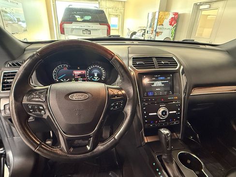 Used 2018 Ford Explorer Platinum AWD/4WD image 10