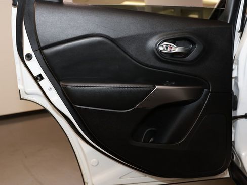 Used 2021 Jeep Cherokee Limited image 22