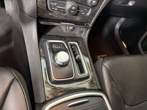 Used 2019 Chrysler 300 Limited RWD image 18