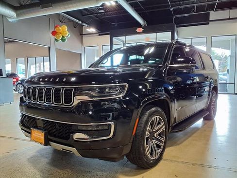 Used 2024 Jeep Wagoneer L Series II w/ Flexible Seating Group image 3