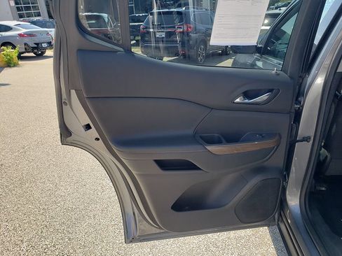 Used 2020 GMC Acadia SLE w/ Driver Convenience Package FWD image 12