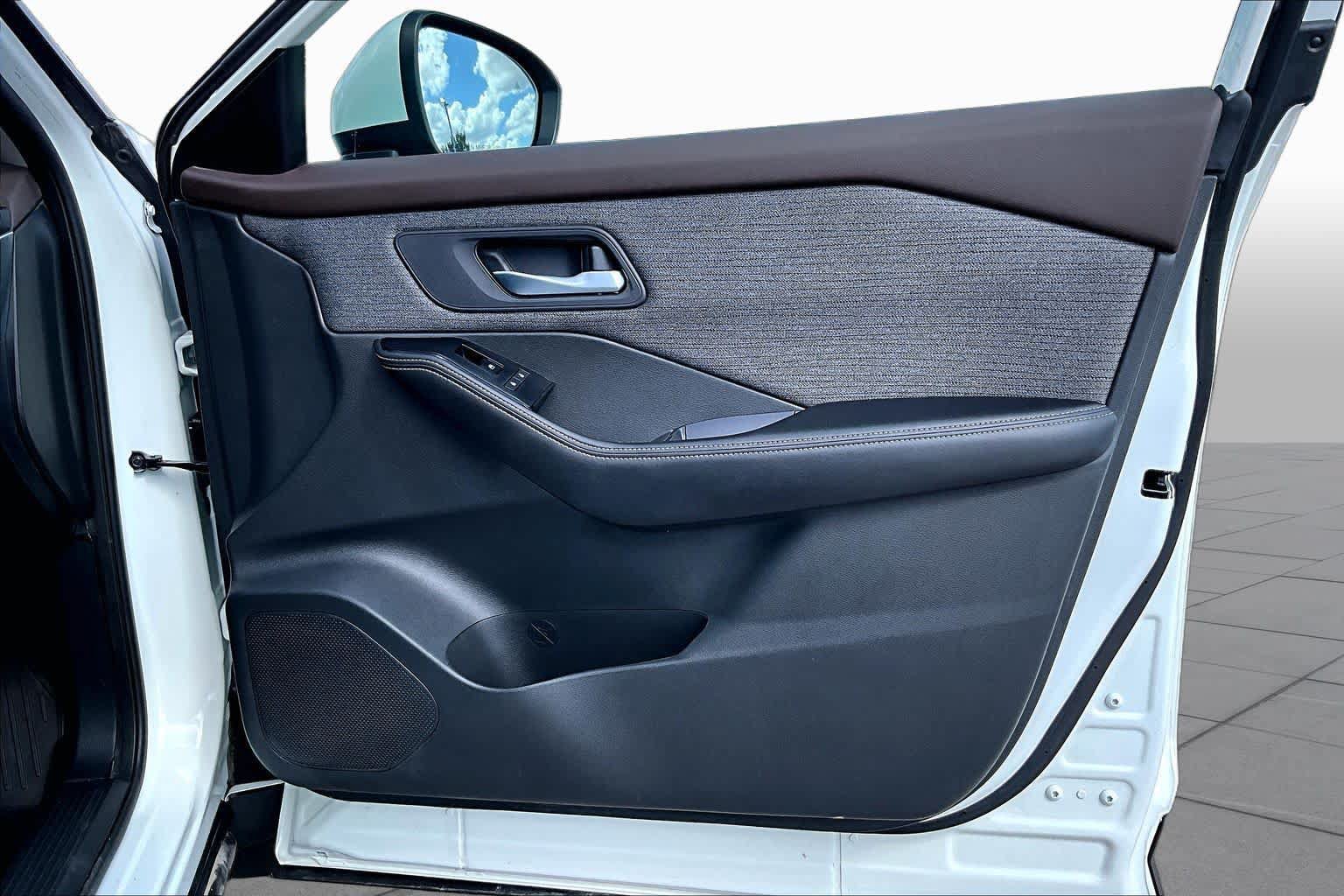 Used 2022 Nissan Rogue SV FWD image 23