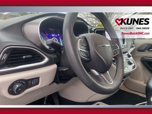Used 2024 Chrysler Pacifica Touring-L FWD image 11