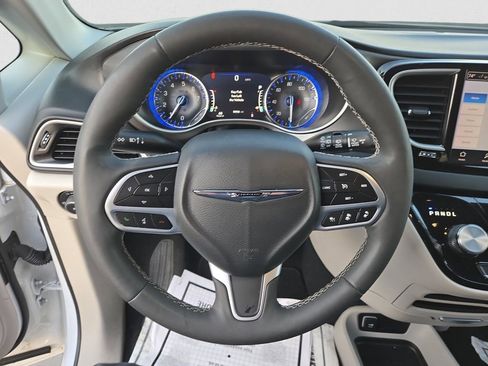 Used 2024 Chrysler Pacifica Touring-L image 18