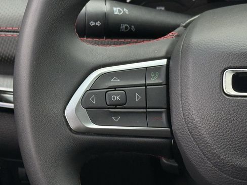 Used 2025 Jeep Compass Trailhawk image 13