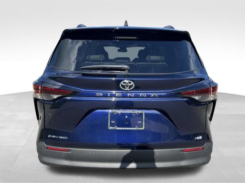 New 2026 Toyota Sienna XLE AWD/4WD image 4