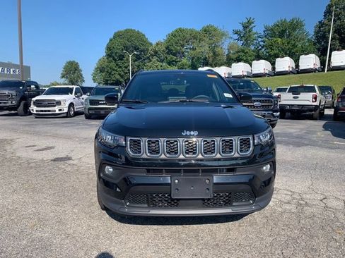Used 2025 Jeep Compass Latitude w/ Sun & Sound Group AWD/4WD image 3
