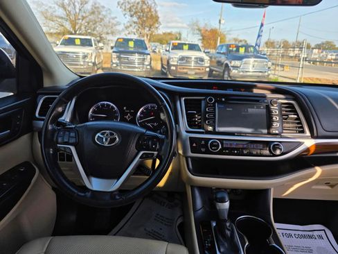 Used 2017 Toyota Highlander Limited image 17