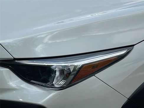 Used 2024 Subaru Crosstrek 2.0i Premium AWD/4WD image 9