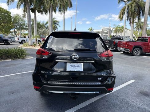 Used 2017 Nissan Rogue SV w/ SV Premium Package image 7
