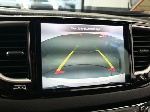 Used 2023 Chrysler Pacifica Touring-L FWD image 20