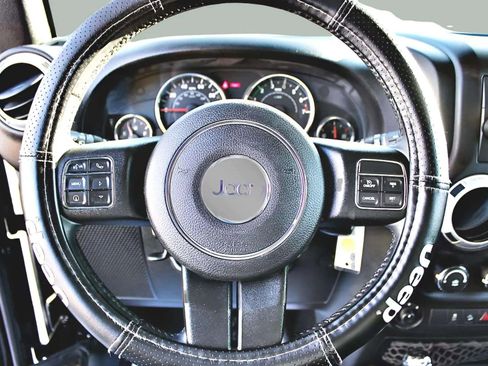Used 2015 Jeep Wrangler Unlimited Sahara w/ Connectivity Group AWD/4WD image 10