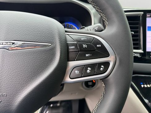 Used 2024 Chrysler Pacifica Touring-L FWD image 20