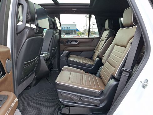 Used 2025 GMC Yukon Denali Ultimate AWD/4WD image 10