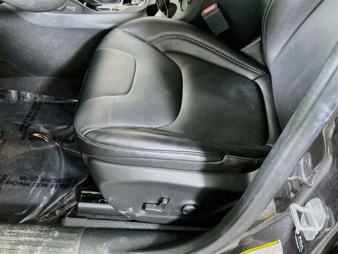 Used 2023 Jeep Cherokee Altitude Lux image 19