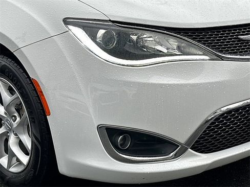 Used 2019 Chrysler Pacifica Limited image 12