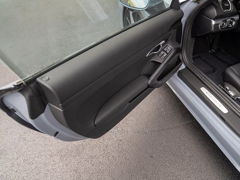 Used 2025 Porsche 718 Cayman RWD image 18