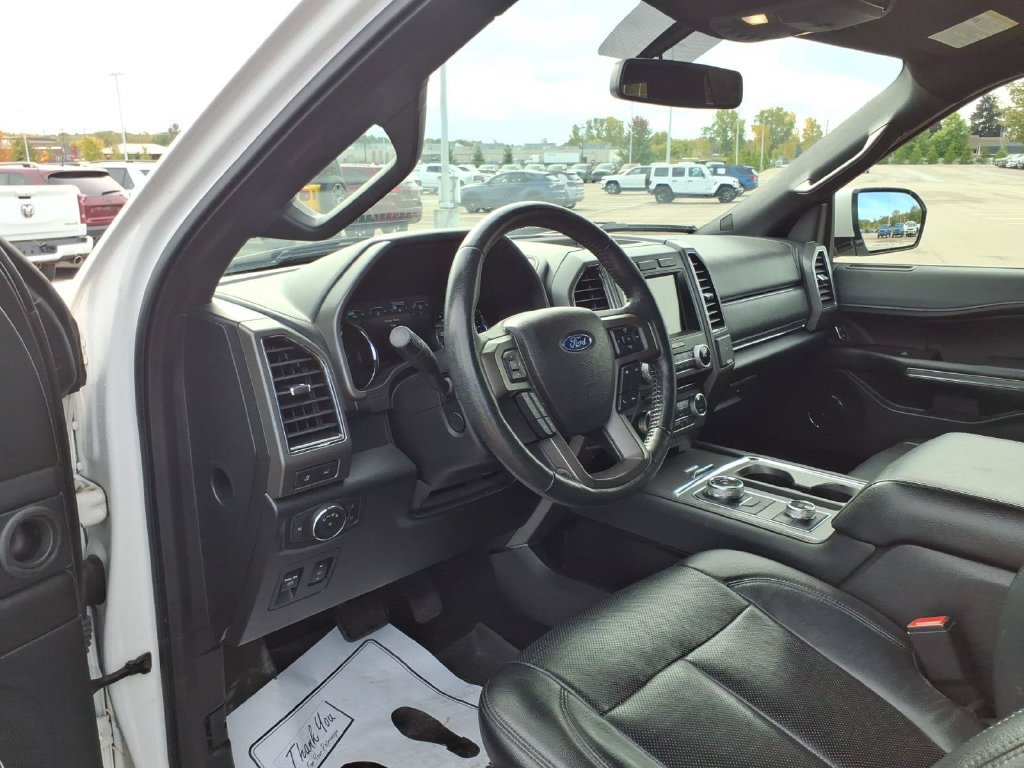 Used 2018 Ford Expedition XLT w/ Equipment Group 202A AWD/4WD image 9