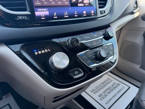 Used 2022 Chrysler Pacifica Touring-L FWD image 23