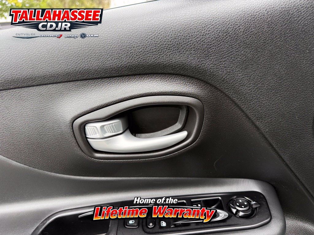Used 2023 Jeep Renegade Latitude AWD/4WD image 19