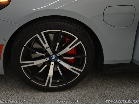 Used 2025 BMW 550e xDrive w/ Premium Package AWD/4WD image 50