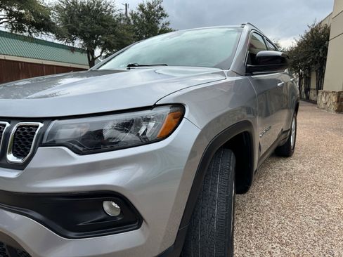 Used 2023 Jeep Compass Latitude image 3