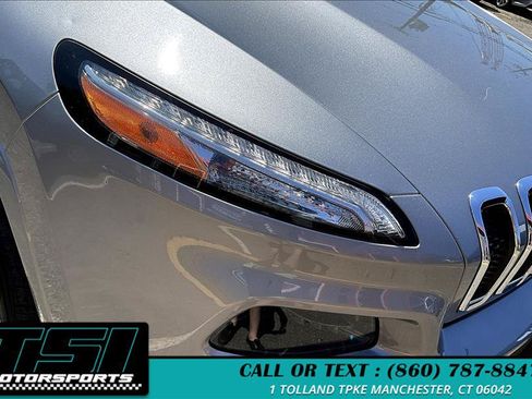 Used 2017 Jeep Cherokee Overland AWD/4WD image 30