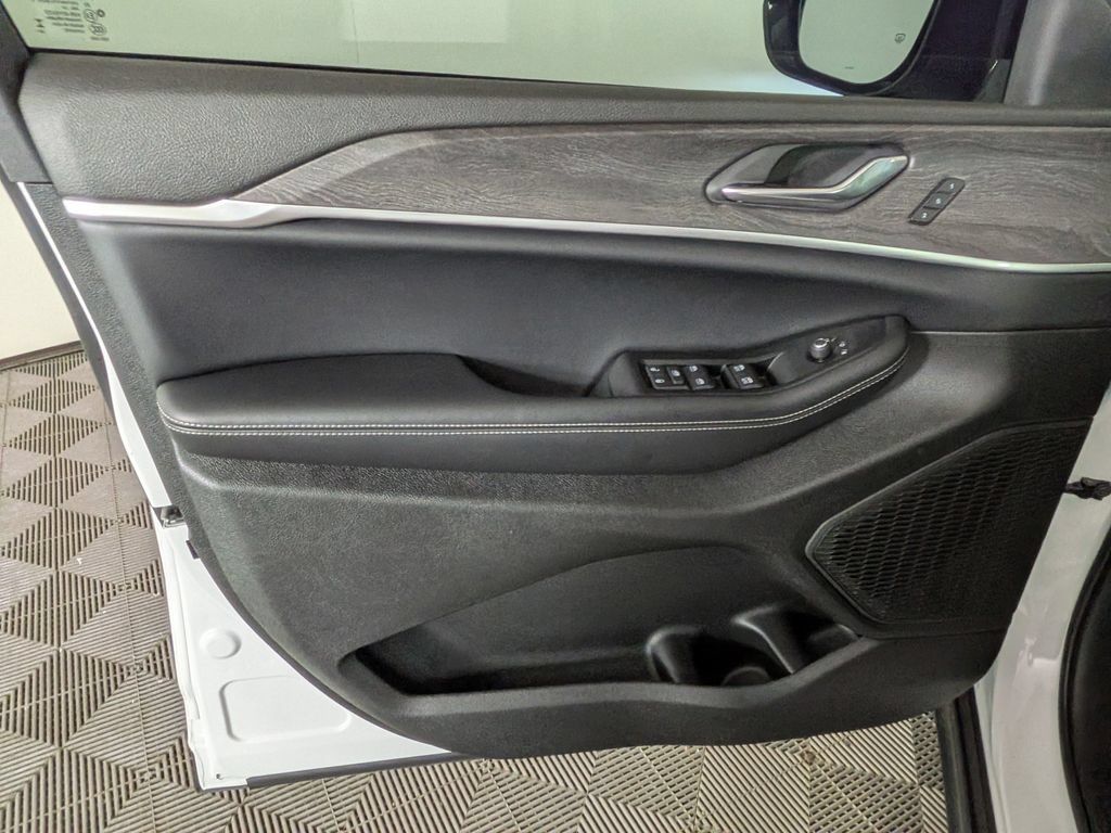Certified 2025 Jeep Grand Cherokee Limited AWD/4WD image 17