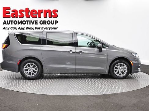 Used 2023 Chrysler Pacifica Touring-L FWD image 4