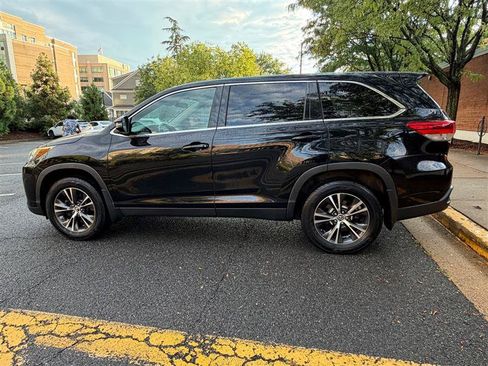 Used 2019 Toyota Highlander LE AWD/4WD image 12