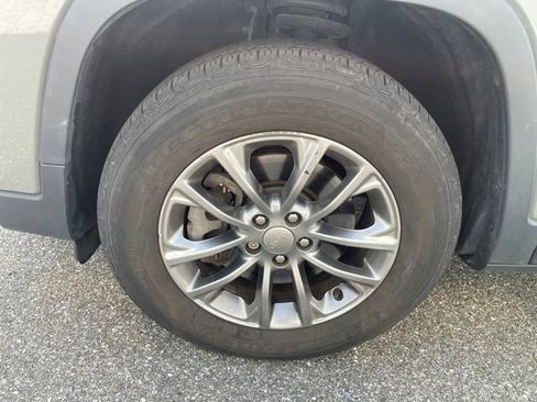 Used 2019 Jeep Cherokee Latitude Plus w/ Cold Weather Group AWD/4WD image 13
