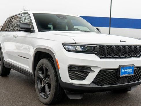 Used 2023 Jeep Grand Cherokee Altitude image 4