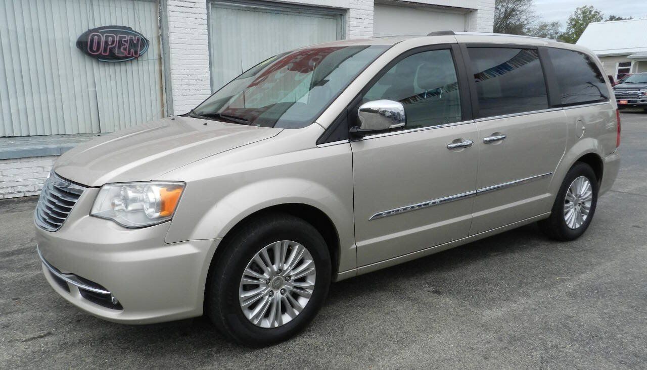 Used 2014 Chrysler Town & Country Limited w/ Luxury Group FWD image 3