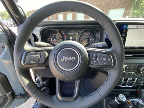 New 2025 Jeep Gladiator Sport image 18