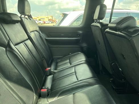 Used 2024 Jeep Wagoneer L Series II w/ Flexible Seating Group RWD image 3