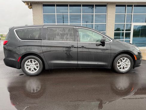 Used 2023 Chrysler Pacifica Touring-L FWD image 4