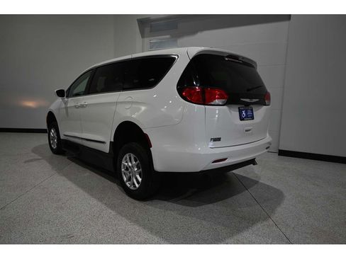 Used 2023 Chrysler Voyager LX FWD image 9