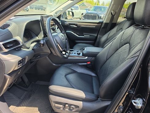 Certified 2024 Toyota Highlander Platinum AWD/4WD image 18