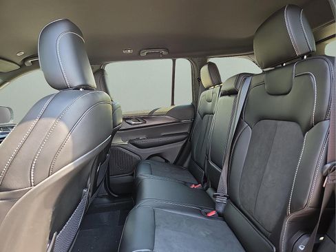 New 2025 Jeep Grand Cherokee Altitude image 10