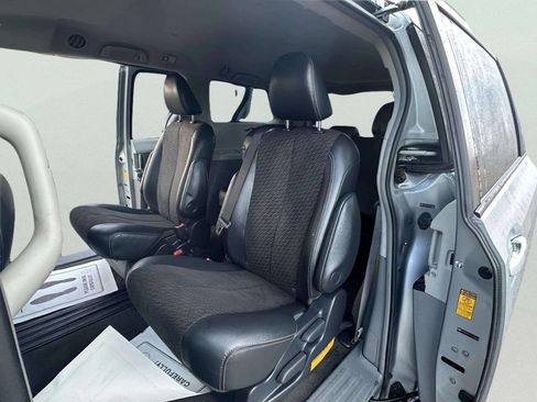Used 2014 Toyota Sienna SE image 14
