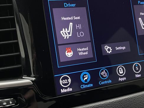 Used 2020 Chrysler Pacifica Touring-L Plus w/ S Appearance Package FWD image 23
