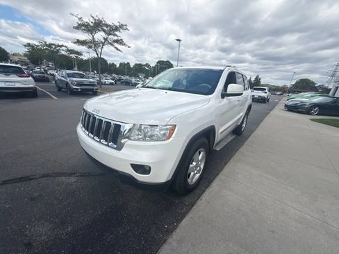 Used 2012 Jeep Grand Cherokee Laredo w/ Laredo E Group AWD/4WD image 2