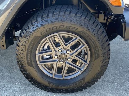 Used 2024 Jeep Gladiator Sport image 25