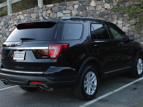 Used 2018 Ford Explorer XLT w/ Equipment Group 202A image 9